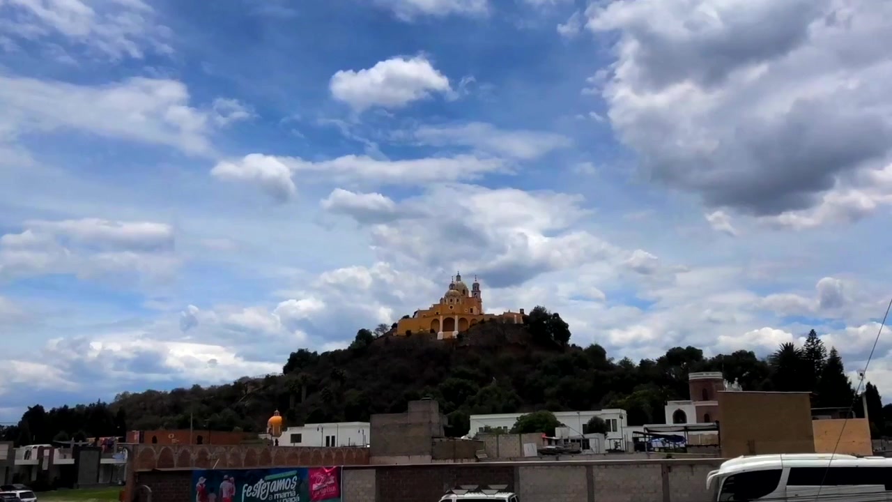 Timelapse della Chiesa di Cholula, Messico, su piramide a Puebla, riprese aeree