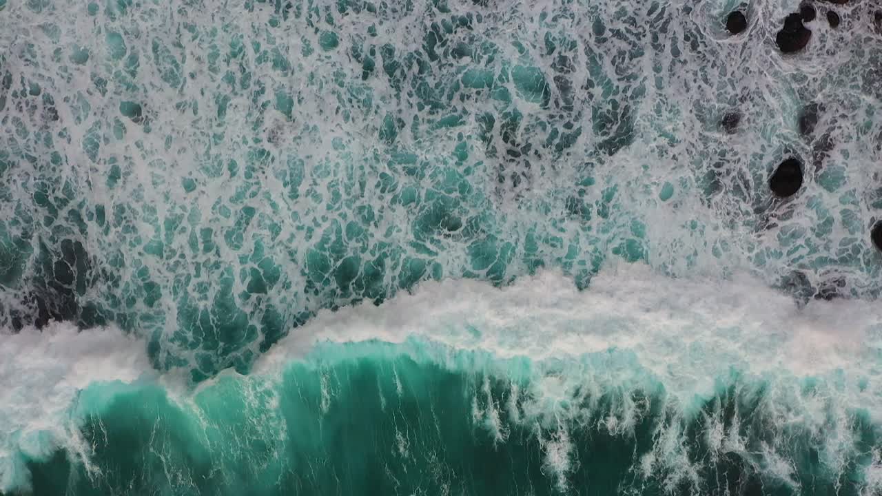 Aerial shot of big turquoise ocean waves crashing coastline of Nusa penida island, one of the tourist attractions of Bali island Crystal beach kelingking beach angle billabong broken beach
