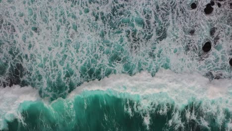 Toma-Aérea-De-Grandes-Olas-Turquesas-Del-Océano-Rompiendo-La-Costa-De-La-Isla-De-Nusa-Penida,-Una-De-Las-Atracciones-Turísticas-De-La-Isla-De-Bali-Playa-De-Cristal-Playa-De-Kelingking-ángulo-Playa-Rota-De-Billabong