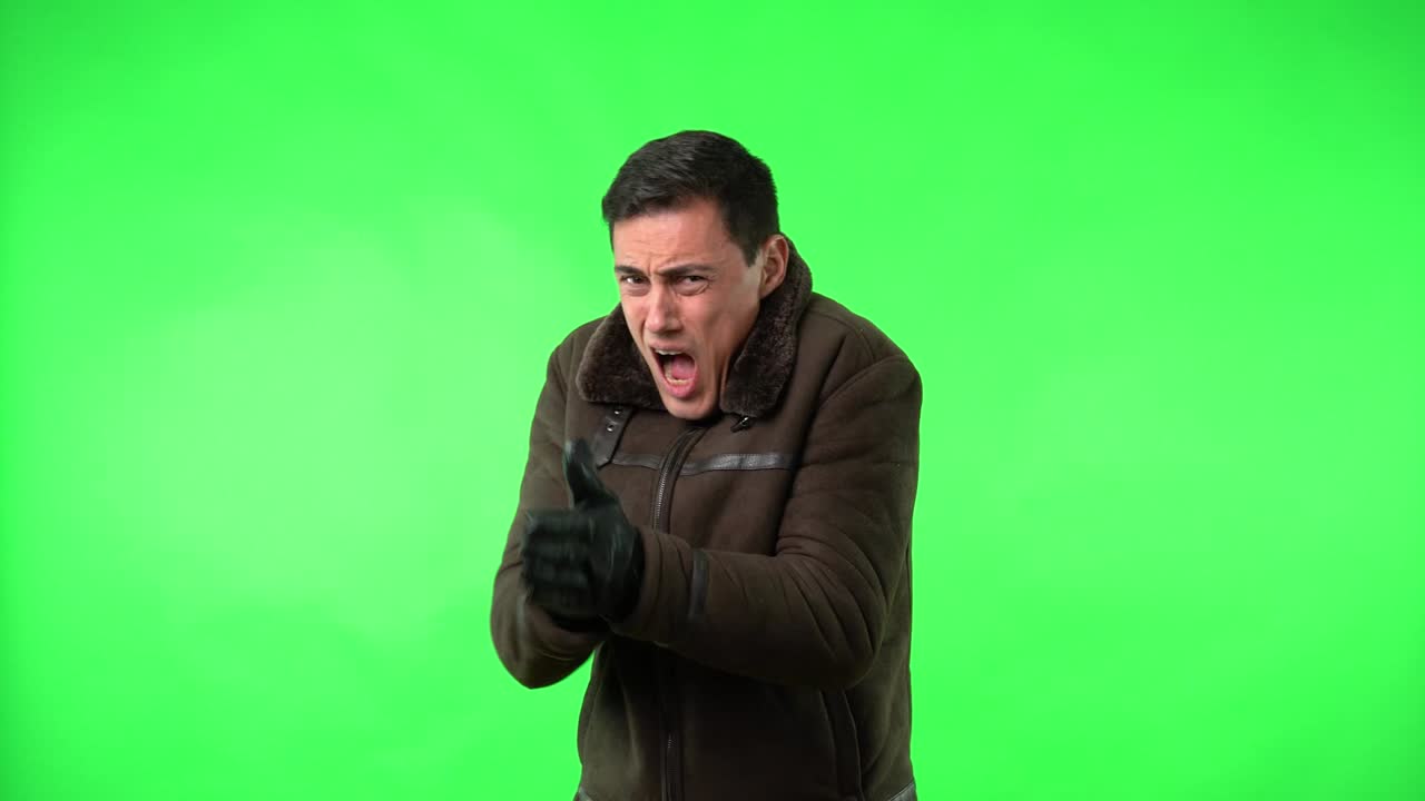 hombre con ropa exterior cálida y guantes sintiendo frío