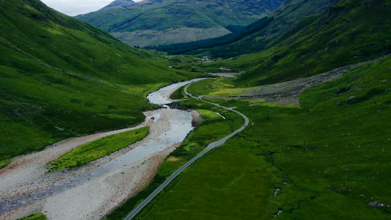 글렌 에티 계곡을 통과하는 도로의 공중 드론 샷