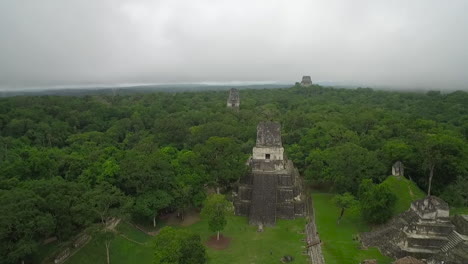 瓜地馬拉的蒂卡爾金字塔 (tikal pyramids) 上空拍攝的圖片