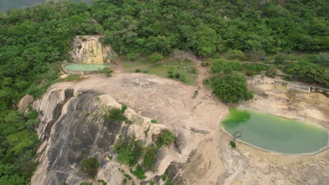 Luftaufnahme-Der-Leuchtend-Türkisfarbenen-Pools,-Die-Durch-Mineralhaltiges-Wasser-Bei-Hierve-Gebildet-Werden