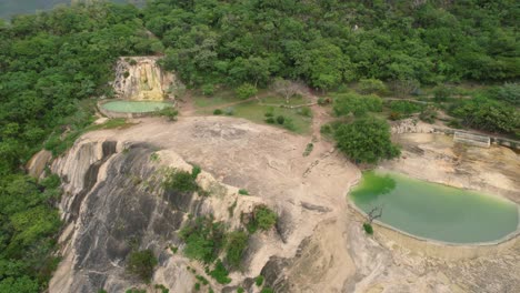 vista aérea de las vivas piscinas turquesas formadas por aguas cargadas de minerales en hierve
