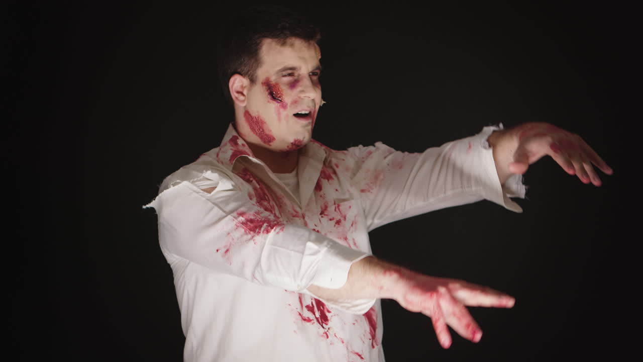 좀비처럼 옷을 입은 백인 청년