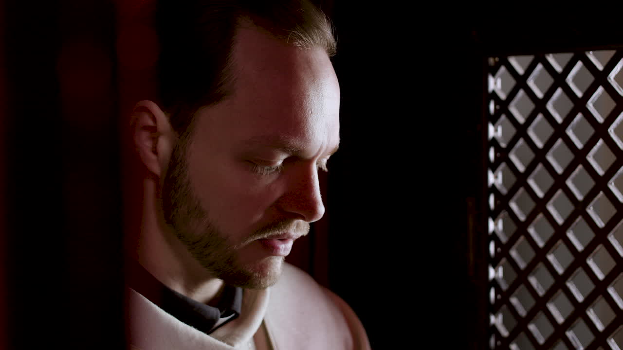 고백실 안의 남자