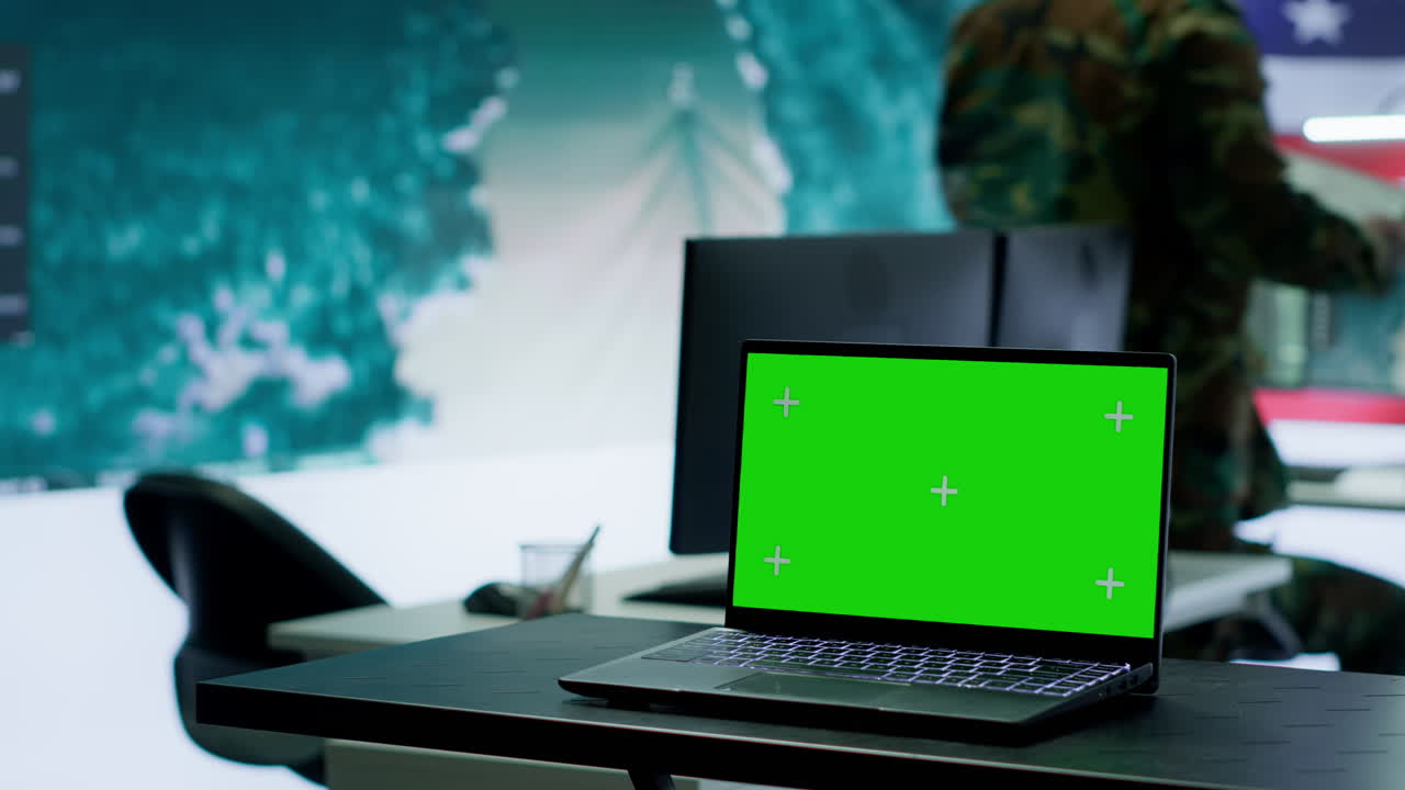 ejército estadounidense trabajando en un puesto de mando con pantalla verde