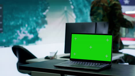 Ejército-Americano-Trabajando-En-Un-Puesto-De-Mando-Con-Pantalla-Verde