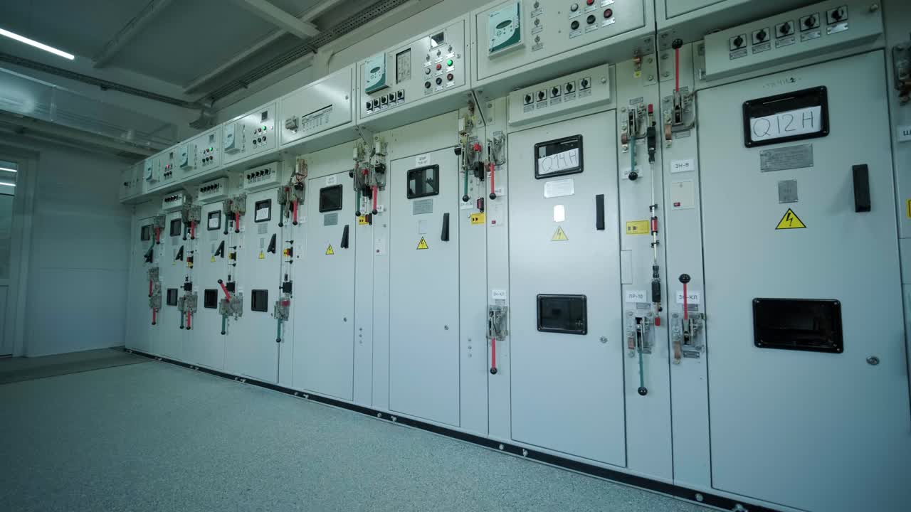 전기 엔지니어는 주요 전력 분배 시스템 방에서 유지보수를 위해 부하 센터 캐비 또는 소비자 유 앞에 전기 전류 전압과 과부하를 확인합니다.