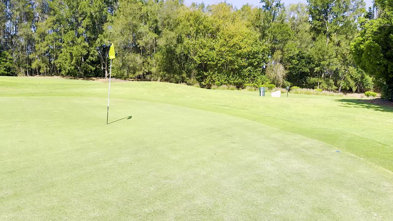 골프 공이 은 코스에서 구에 다가오고 있습니다.