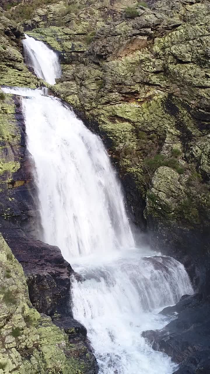 vista aérea de la cascada del río en las montañas vista aérea