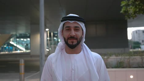 Walking-Emirati-Uae-National-Vistiendo-Kandura-Cultural-Y-Ghutra-Ropa-De-Hombre-Común-En-Los-Países-Del-Golfo-Y-Oriente-Medio