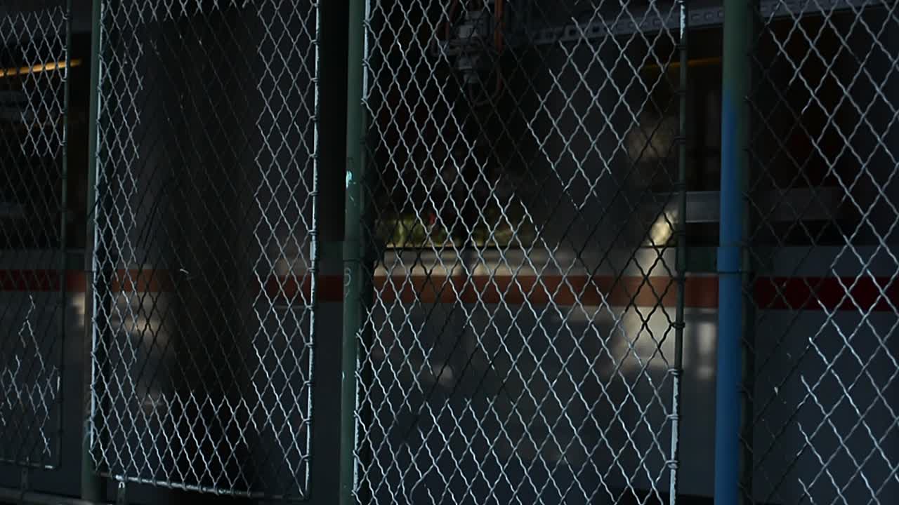 지하철은 그래피티로 칠해진 벽을 통과한다