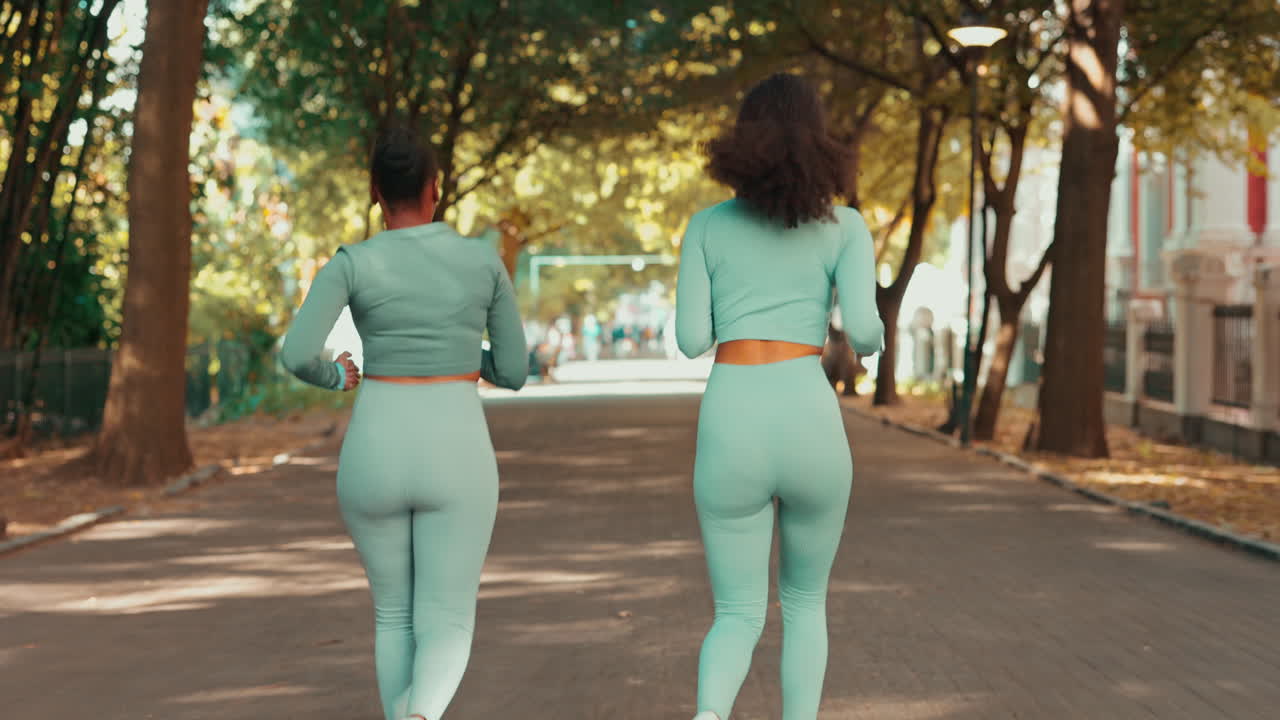 correr, fitness o la espalda de las mujeres en el parque