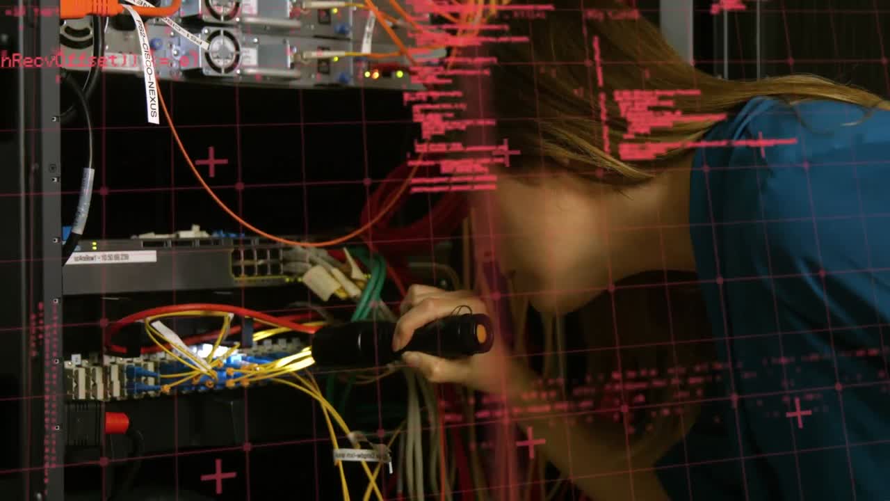 animación del procesamiento de datos sobre una mujer caucásica en la sala de servidores