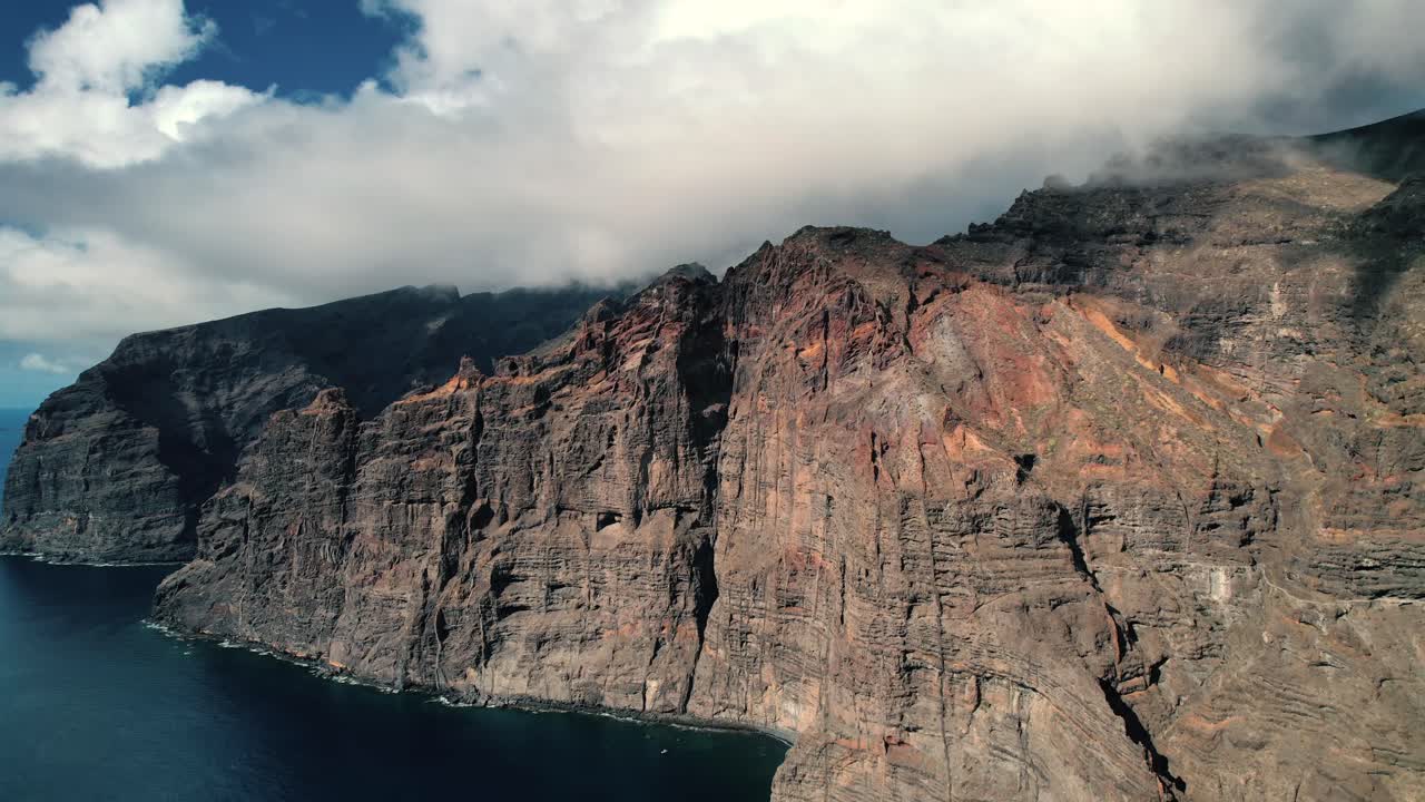 Vista aerea delle ripide scogliere marine a Los Gigantes, Tenerife