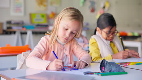 Gesicht,-Schreiben-Und-Lernen-Mit-Mädchen-Im-Klassenzimmer