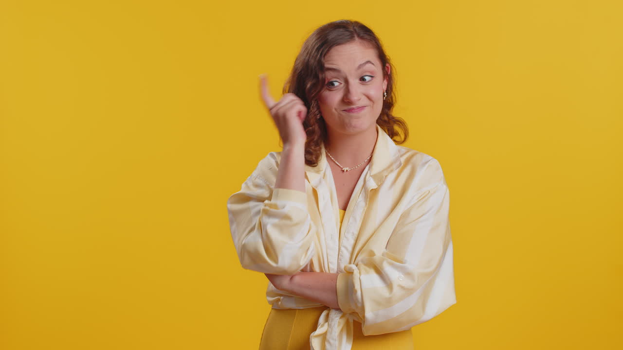 mujer disgustada señalando a la cámara mostrar estúpido gesto idiota dedo cerca de la cabeza estúpido idea de plan loco