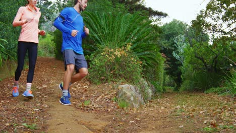 pareja corriendo juntos