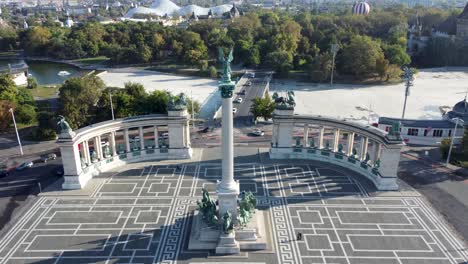 icónico punto de referencia plaza de los héroes en budapest, hungría