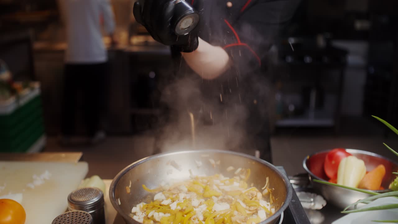 chef cocinando batido en una cocina de un restaurante
