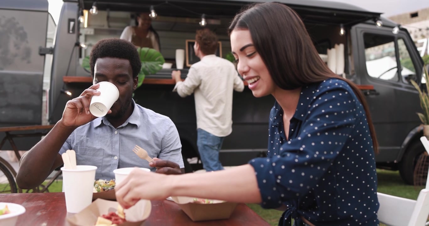 Glade venner nyder street food og drikkevarer udendørs