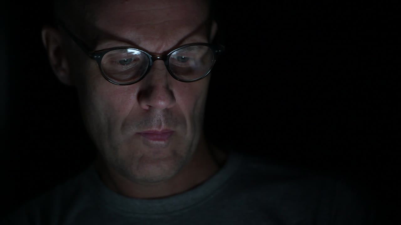 hombre usando una tableta digital por la noche