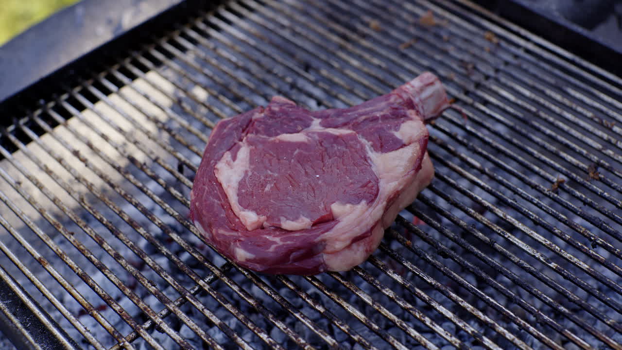 bistec de costillas en la parrilla