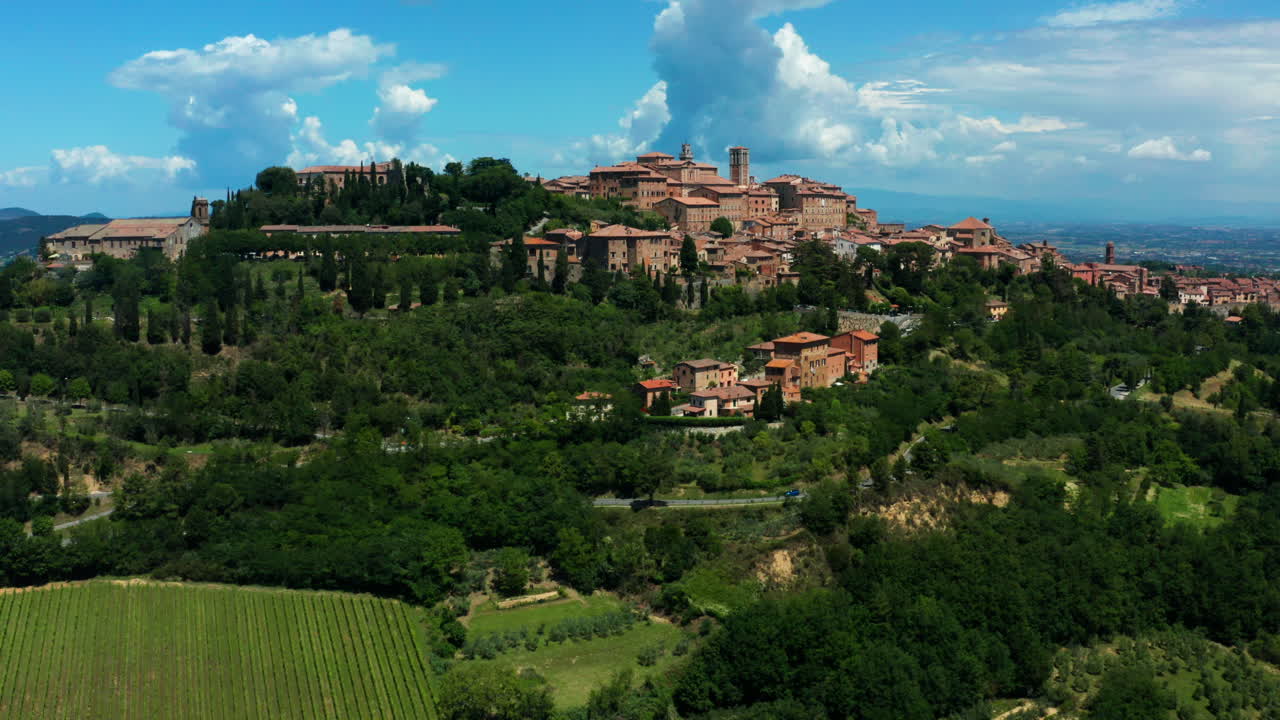 Montepulciano, Toskana. Havadan yükselen çekimle ortaya çıkan güzel kasaba.