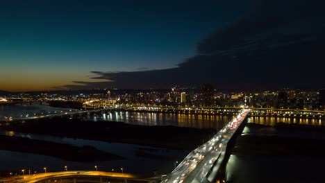 puesta de sol nocturna iluminada puente fluvial de la ciudad de taipei panorama aéreo 4k timelapse taiwán