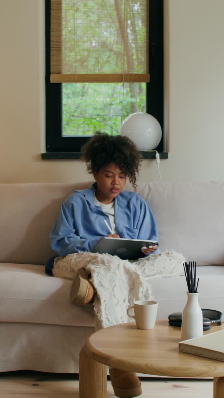 mujer dibujando en la tableta en casa