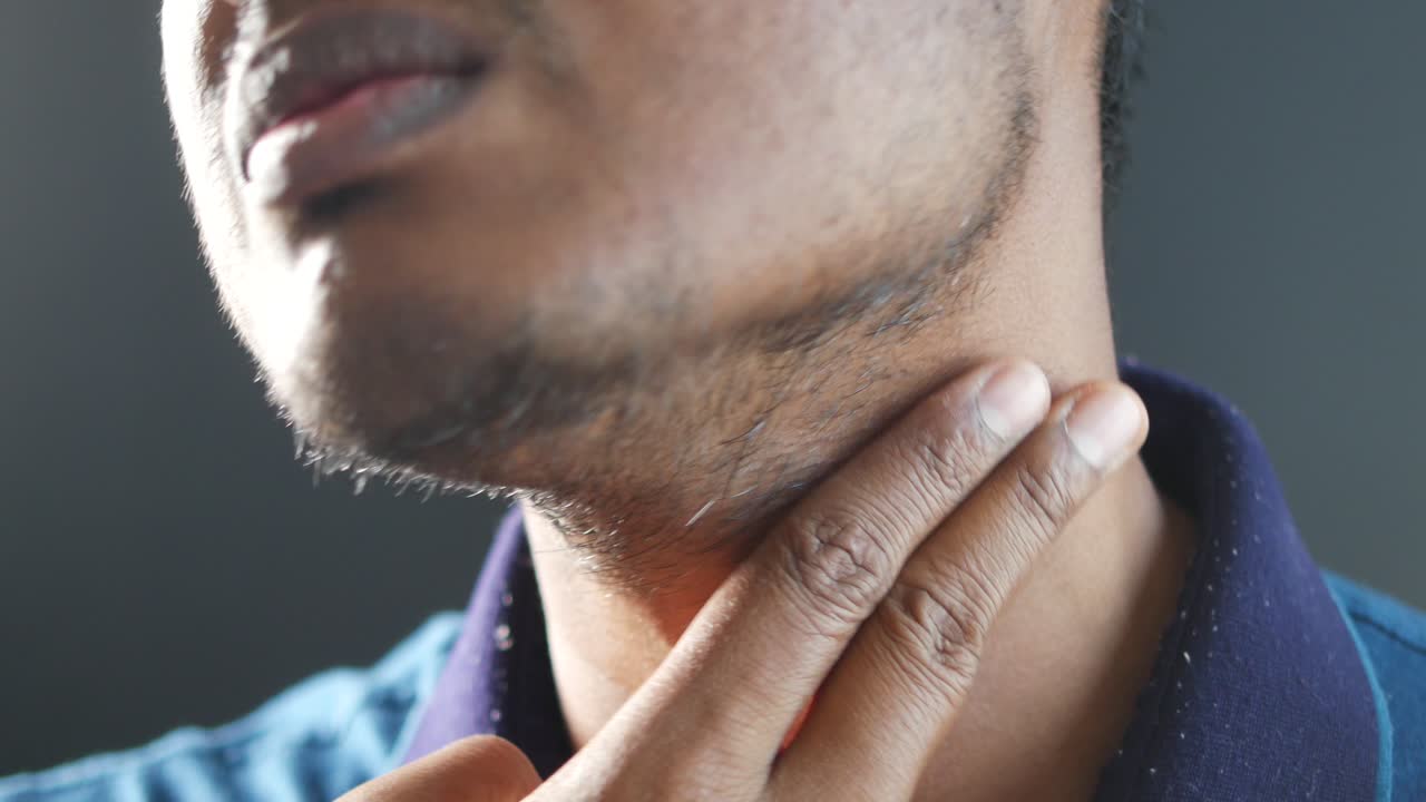 hombre comprobando su pulso en su cuello