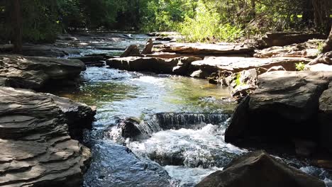 este es un video en cámara lenta del agua que fluye a través de stone creek en flower mount texas