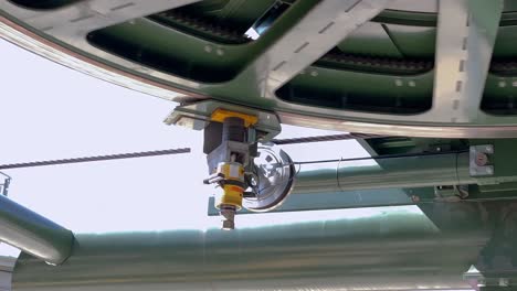 rueda de acero que acciona la góndola en el parque royal gorge, colorado, primer plano