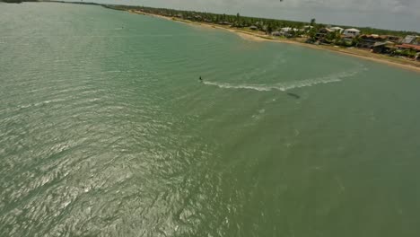 Schnelle-Drohnenaufnahme-Eines-Kitesurfers-Auf-Der-Ilha-Do-Guajiru