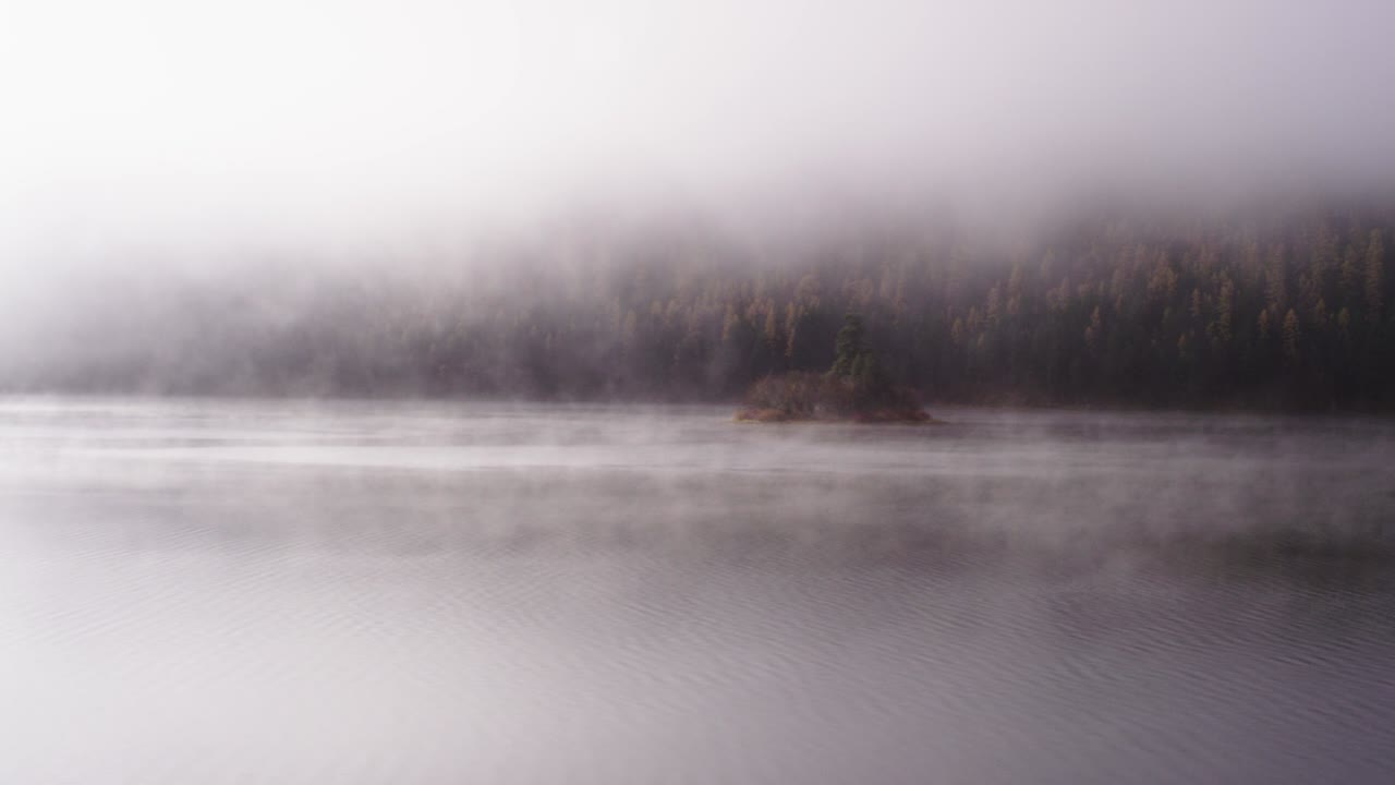 몬태나의 스완 레이크를 가로지르는 안개가 가득한 극적인 장면