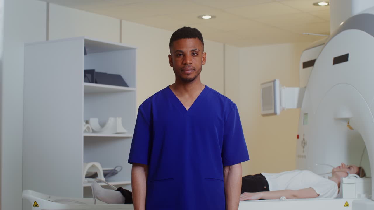 profesional médico y paciente en la sala de escaneo de resonancia magnética