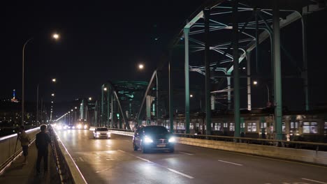 puente dongjak por la noche: tráfico de automóviles, viaje en tren del metro de seúl en el ferrocarril del puente, fotógrafos toman fotografías del paisaje urbano nocturno del centro y del río han