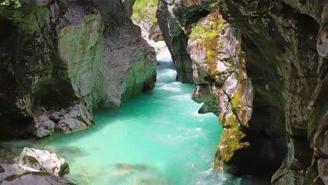 gran desfiladero de soca con corriente esmeralda, parque nacional de triglav, eslovenia