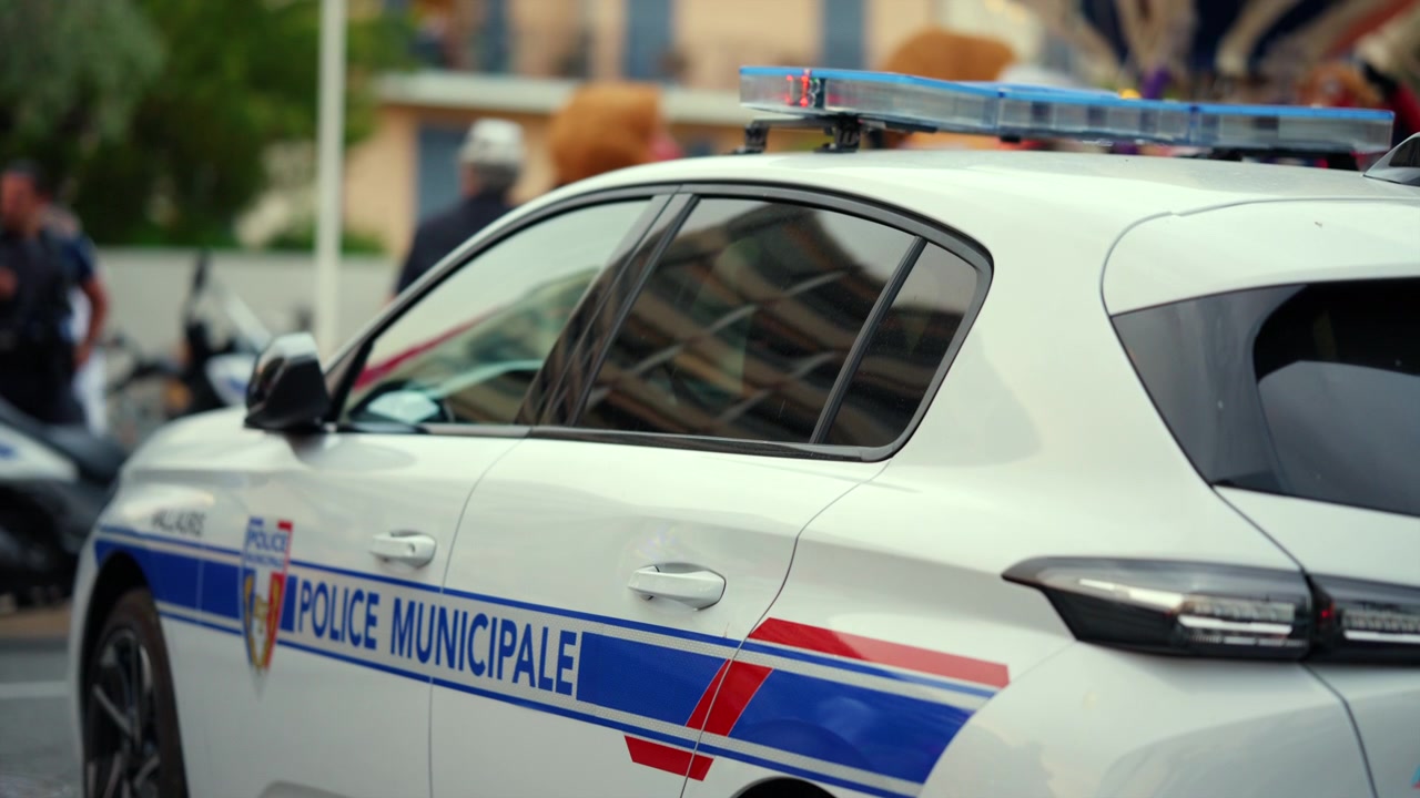 Veicolo della polizia municipale francese su una strada urbana. Forze dell'ordine che garantiscono sicurezza, protezione e mantengono l'ordine in una città europea.