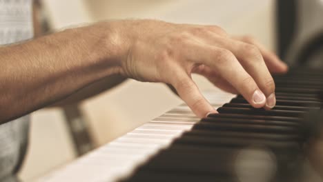 primer plano de un pianista profesional tocando e improvisando en un piano de escenario durante una sesión de grabación con un fondo brillante