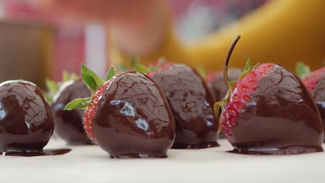 Erdbeere-In-Schokolade,-Nahaufnahme,-Dessertzeit,-Einfaches-Rezept