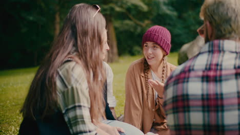 Mujer-Vistiendo-Gorro-Tejido-Disfrutando-Con-Amigos-Durante-El-Picnic