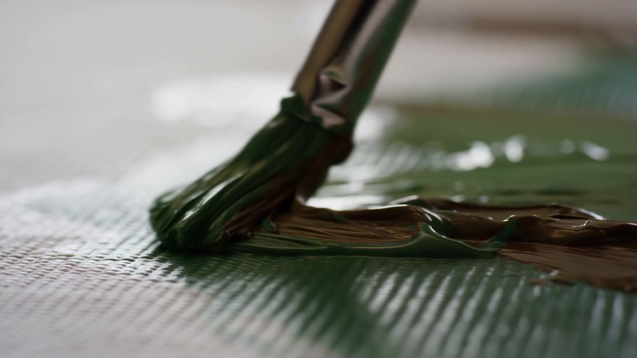 Penseel dippend en bewegend door verf, op een doekoppervlak, met penseel, verf, met doek, verftextuur, vanuit een close-up bovenaanzicht perspectief, met groene, witte accenten