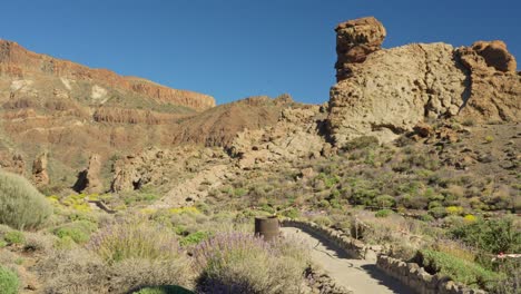 Schwenkansicht-Der-Roques-De-Garcia-Im-Teide-Nationalpark,-Teneriffa,-Spanien