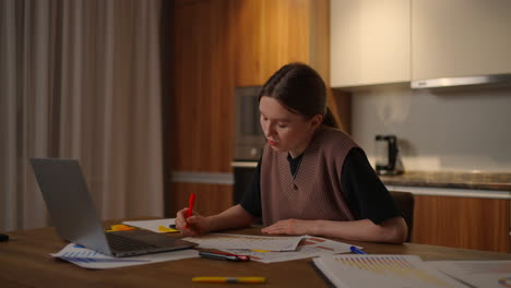 Business-woman-working-from-home-Caucasian-women-works-from-home-during-the-Coronavirus-crisis.-Social-Distancing-and-Physical-Distancing.-working-on-computer-at-office-from-home-communicating