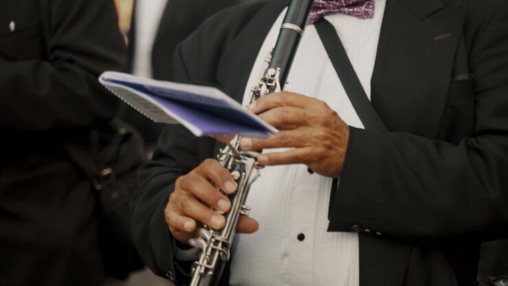 Musicista che suona il clarinetto alla processione della Settimana Santa ad Antigua, Guatemala. Primo piano.