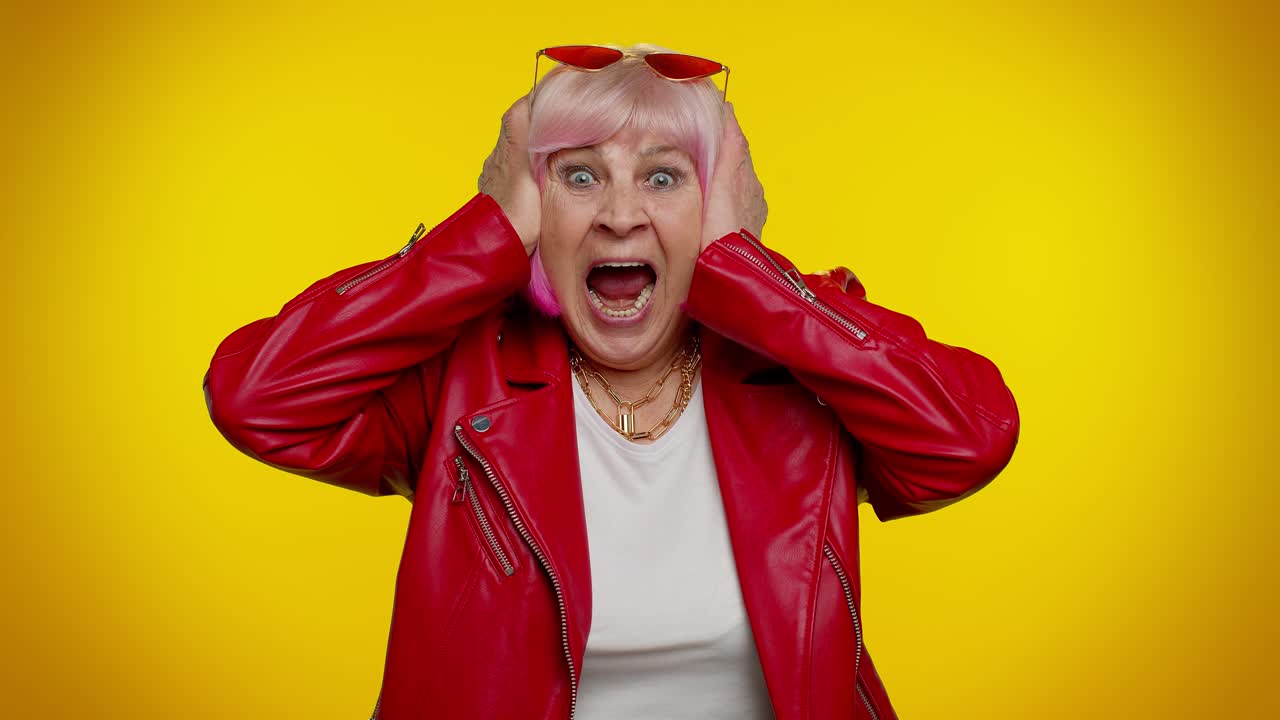 나이 든 세련된 할머니, 겁에 질린 여자, 두려움, 귀를 는, 자신의 공포를 만나는, 비명을 지르는.