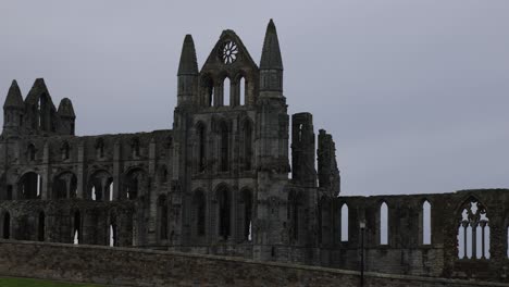 Statische-Nahaufnahme-Von-Whitby-Abbey-Mit-Einem-Bedrohlichen-Gefühl-Während-Des-Tages