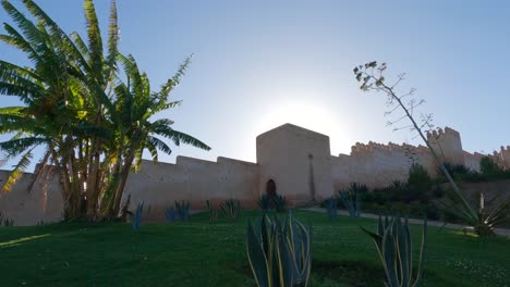 Muro-Exterior-De-La-Necrópolis-De-Chellah,-Panorámica-Lateral